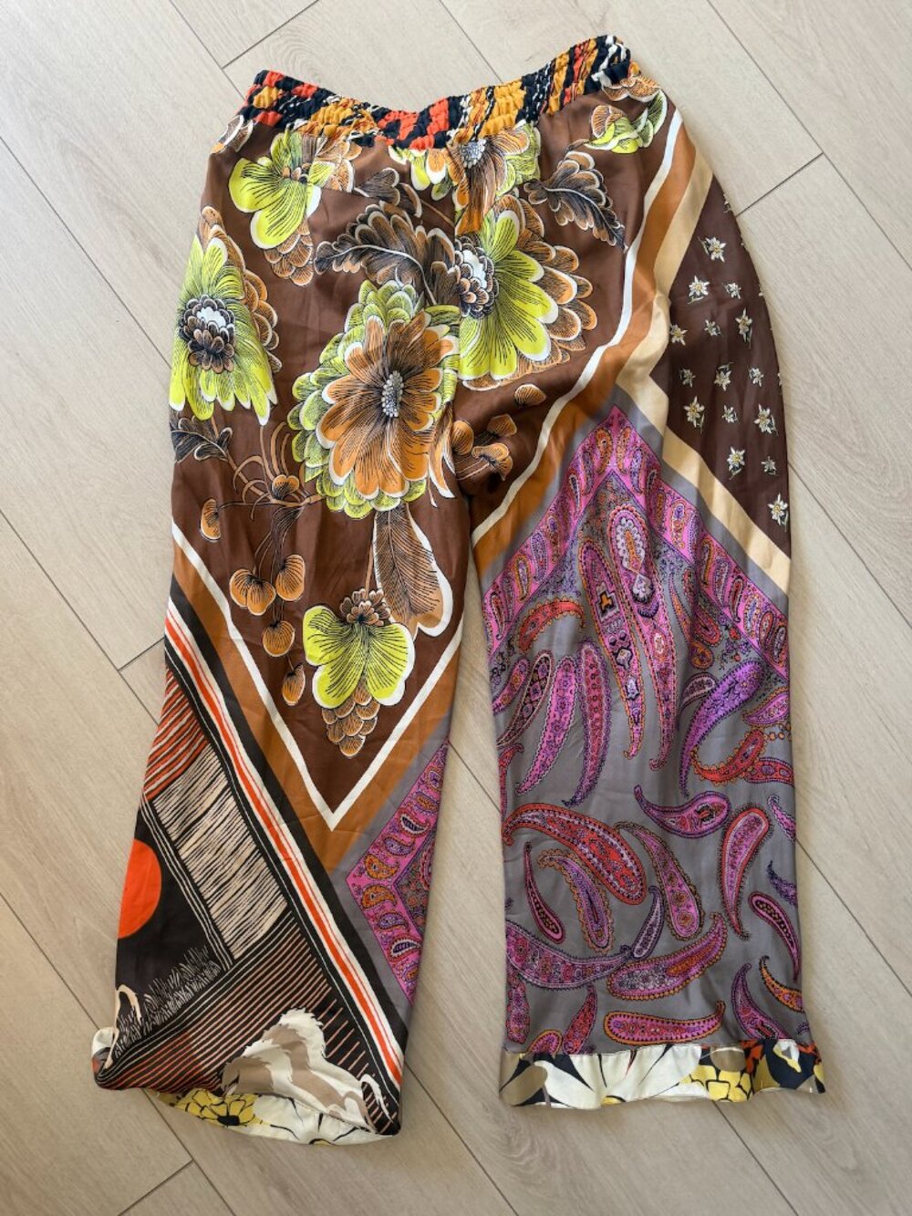 Chloe Multicolor Pants - Picture 3 of 3